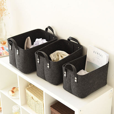 Các thùng chứa nhựa hình chữ nhật hiện đại màu xám và đen được tổ chức với phong cách
