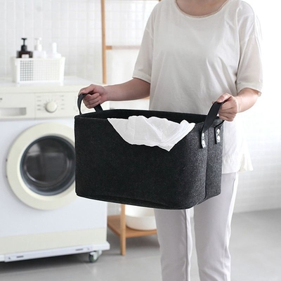 Các thùng chứa nhựa hình chữ nhật hiện đại màu xám và đen được tổ chức với phong cách